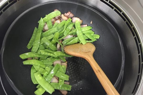 荷兰豆炒腊肉的做法图解3