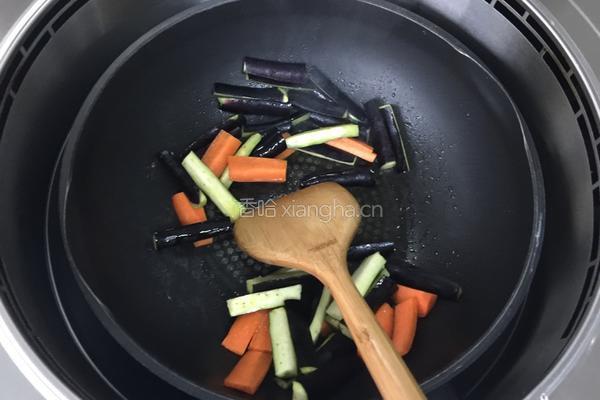 茄子青椒胡萝卜炒玉米笋的做法图解2