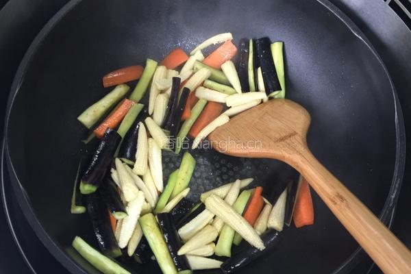 茄子青椒胡萝卜炒玉米笋的做法图解3