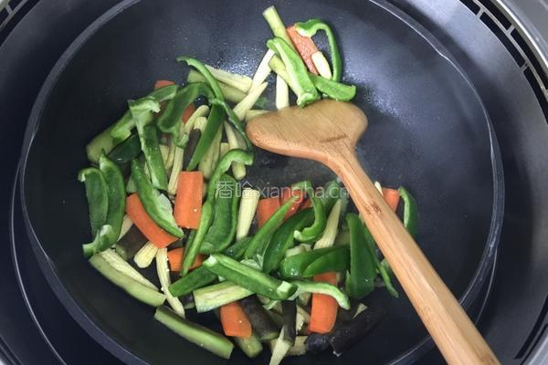茄子青椒胡萝卜炒玉米笋的做法图解4