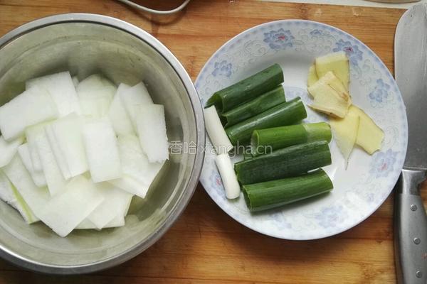 鲜虾鲫鱼冬瓜汤的做法图解2