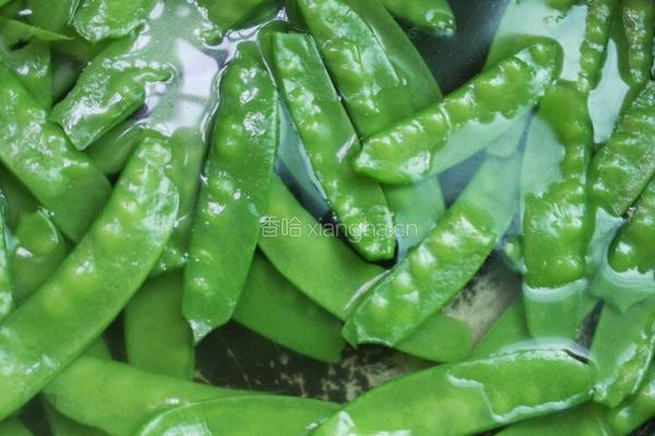 荷兰豆炒腊肠的做法图解3