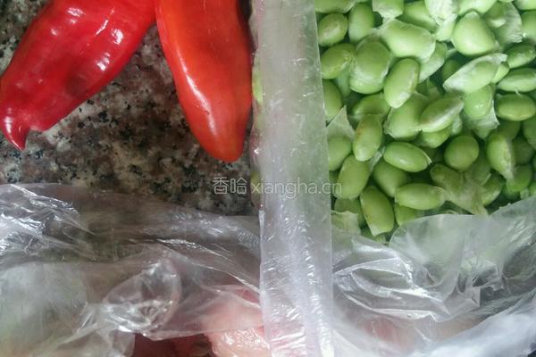 青豆米炒肉的做法图解1