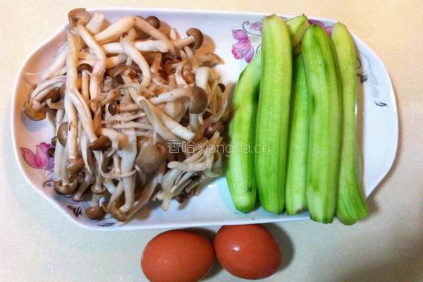 蟹味菇炒丝条的做法图解1