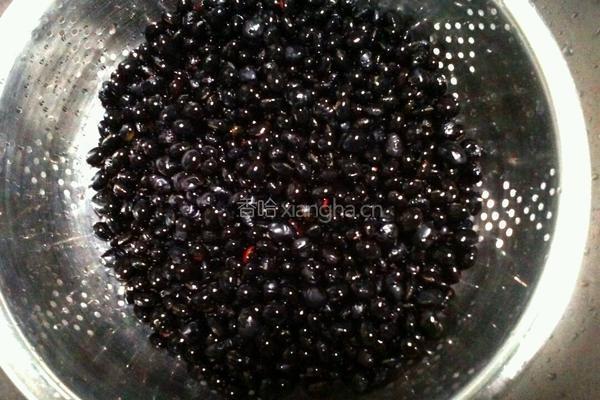 醋泡黑豆的做法图解1