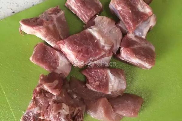排骨炖土豆的做法图解1