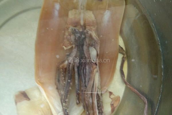 黄豆鱿鱼炖猪脚的做法图解1