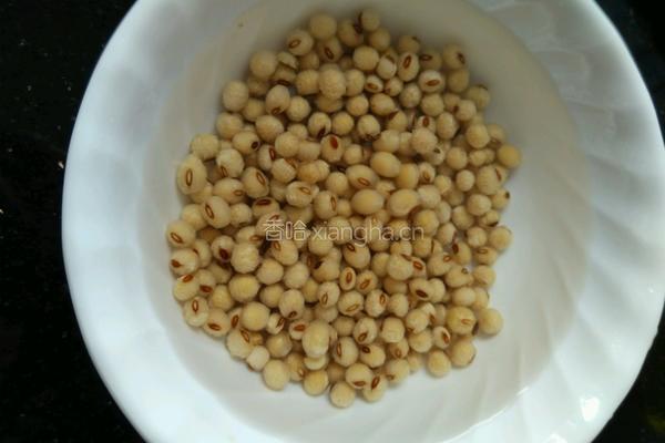 黄豆鱿鱼炖猪脚的做法图解2