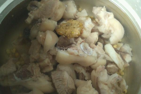 黄豆鱿鱼炖猪脚的做法图解5