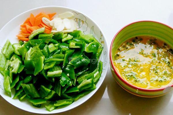 青椒鸡蛋饼的做法图解1