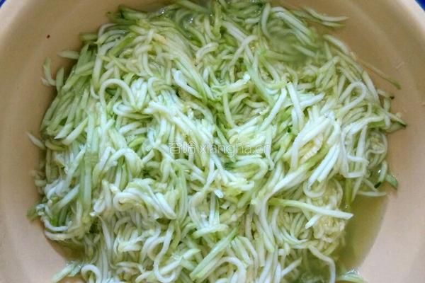 西葫芦鸡蛋烫面蒸饺的做法图解3