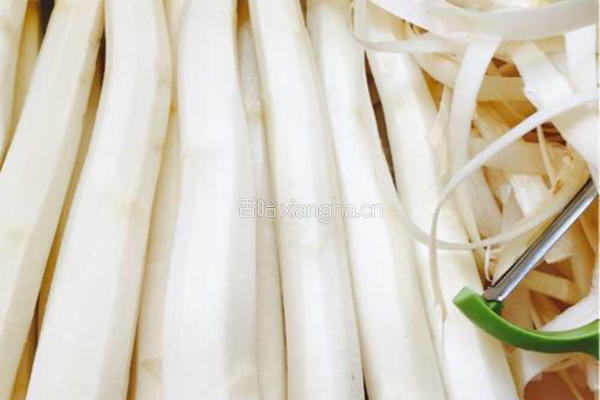 白芦笋炒腊肉的做法图解1