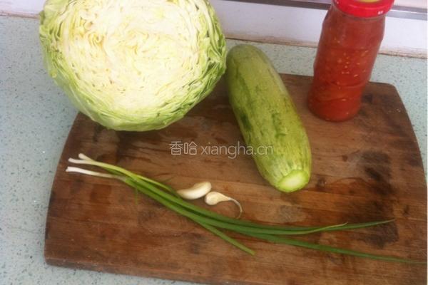 卷心菜炒西红柿葫芦片的做法图解1