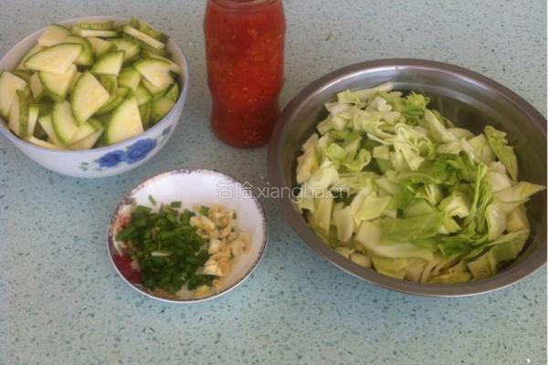 卷心菜炒西红柿葫芦片的做法图解3