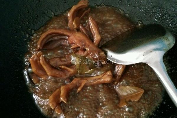 酱油焖鸭脚的做法图解2