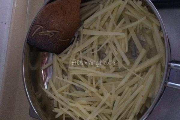 牛肉炒马铃薯丝。的做法图解6