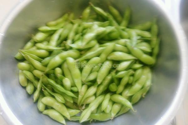 凉拌毛豆的做法图解1
