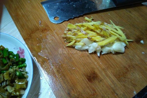 麻辣鱿鱼块的做法图解3