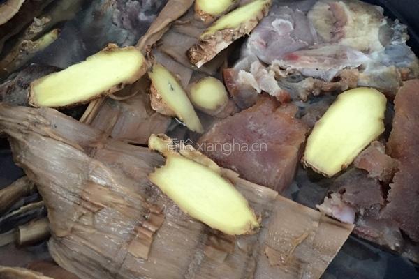 腊猪蹄炖干竹笋的做法图解3