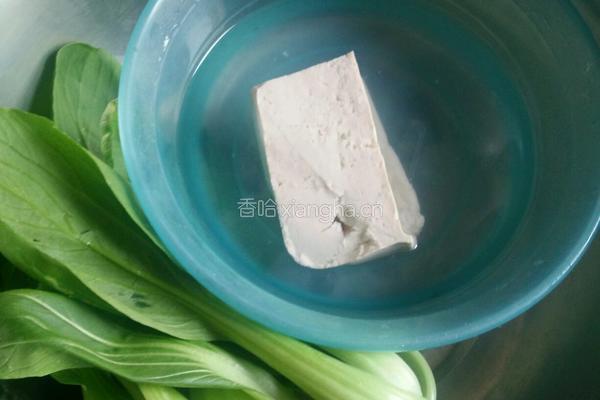 青菜豆腐汤的做法图解1