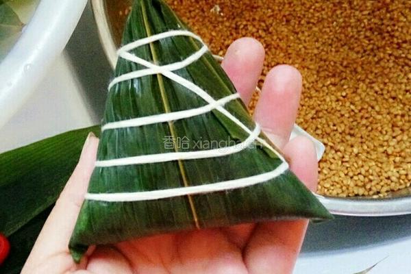 包粽子(蛋黄肉粽)的做法图解14
