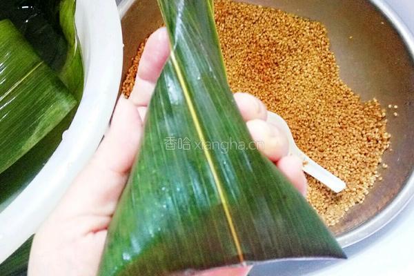 包粽子(蛋黄肉粽)的做法图解12