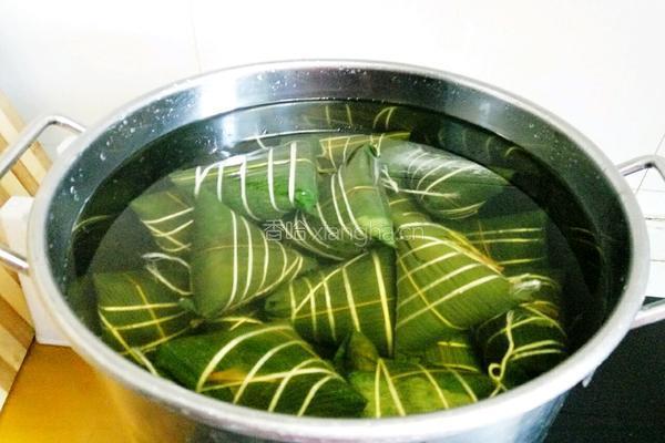 包粽子(蛋黄肉粽)的做法图解15