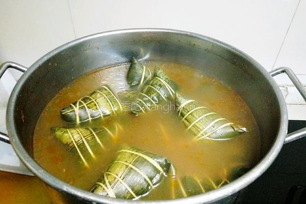 包粽子(蛋黄肉粽)的做法图解18