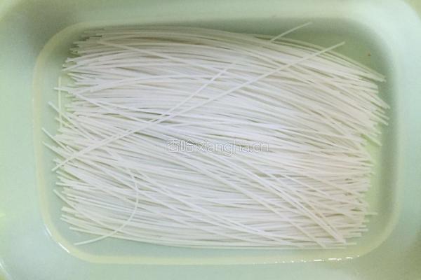 榨菜肉丝炒米粉的做法图解1