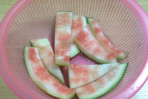 香辣西瓜皮的做法图解1