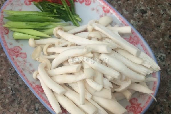 蚝油海鲜菇的做法图解2