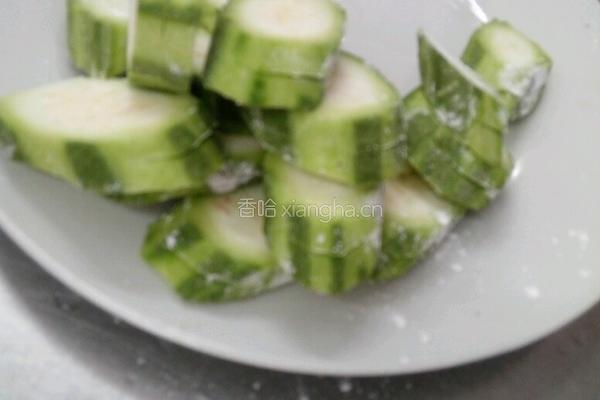 蒜蓉蒸胜瓜夹的做法图解2