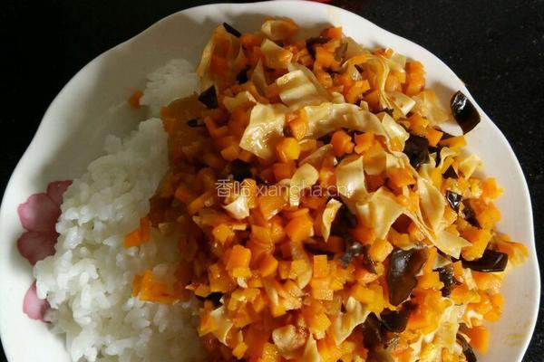 胡萝卜木耳豆皮盖浇饭的做法图解4
