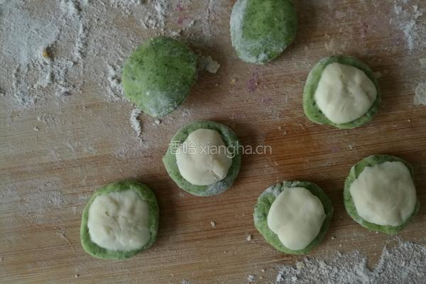 翡翠白菜饺子皮的制作的做法图解2