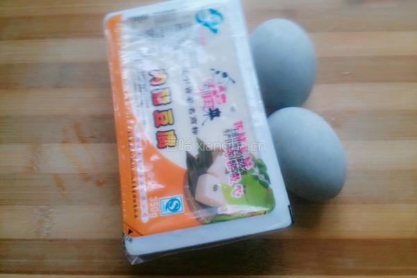皮蛋豆腐的做法图解1