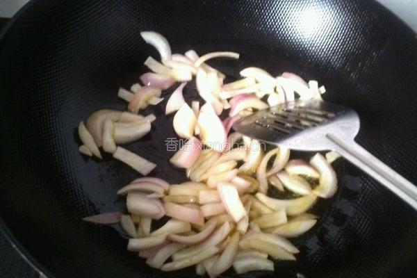 洋葱青椒炒豆干的做法图解2