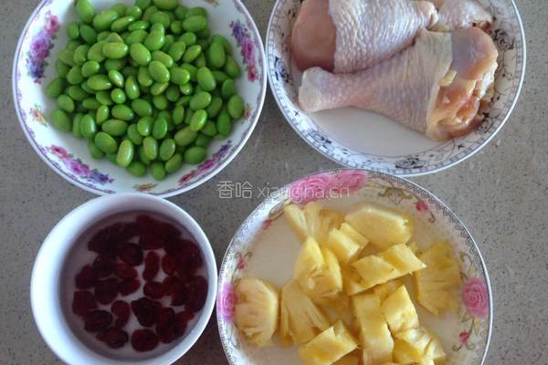 莓干炒三色鸡丁的做法图解1