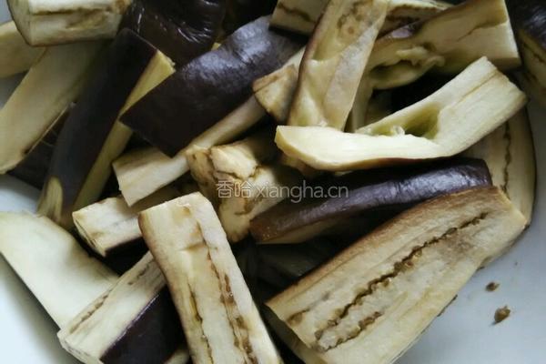 凉拌茄子绿豆芽的做法图解1