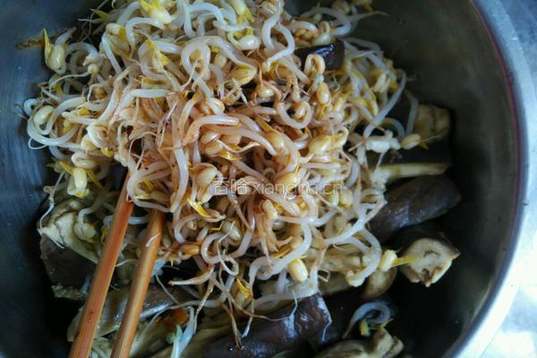 凉拌茄子绿豆芽的做法图解3