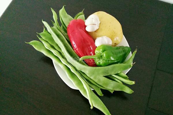 土豆炖豆角的做法图解1