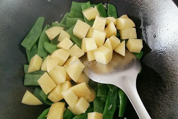 土豆炖豆角的做法图解9