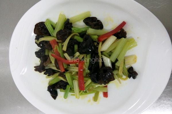 芹菜炒木耳的做法图解4