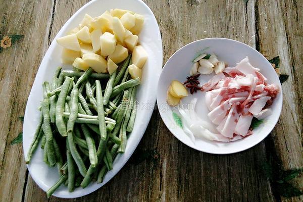 土豆豆角炒肉的做法图解1