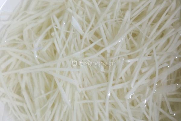 西红柿汁土豆丝的做法图解1