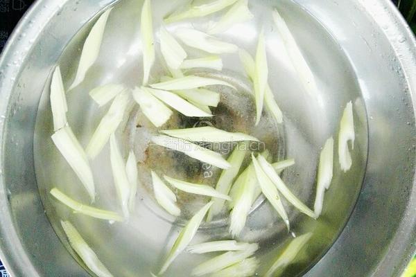 西芹炒虾尾的做法图解2