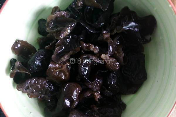 木耳烧豆腐的做法图解1