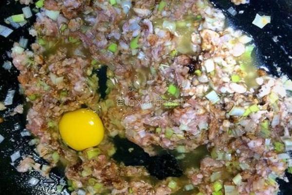 芹菜猪肉馅饼的做法图解2