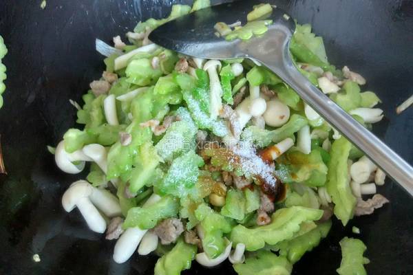 苦瓜炒肉丝的做法图解8