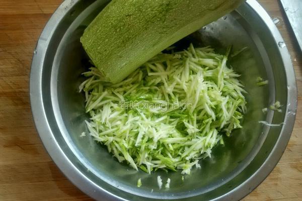 西葫芦虾皮鸡蛋煎饼的做法图解2