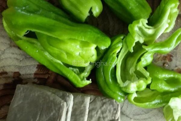 青椒炒臭豆干的做法图解1